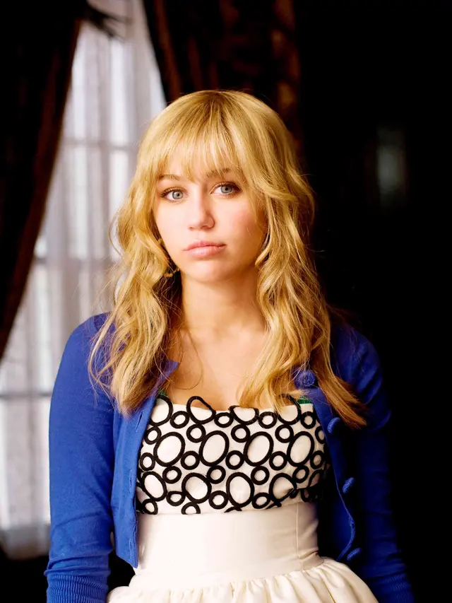 [Bintang] Dulu dan Kini: Dulunya Disney Sweetheart, Transformasi Miley Cyrus Ini Bikin Shock