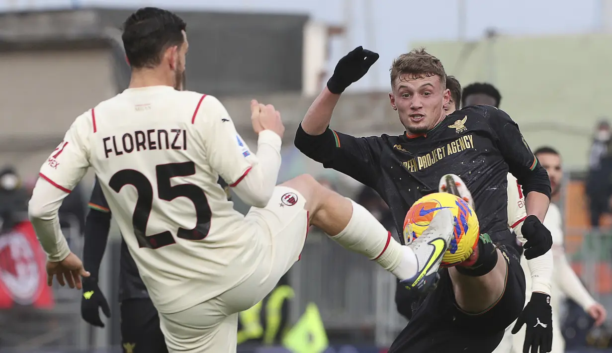 Bek AC Milan, Alessandro Florenzi (kiri) berebut bola dengan pemain Venezia, Michael Cuisance pada pertandingan lanjutan Liga Serie A Italia di stadion Penzo, Italia, Minggu (9/1/2022). AC Milan menang atas Venezia 3-0. (Paola Garbuio/LaPresse via AP)