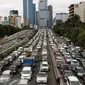 Suasana arus lalu lintas  di sepanjang tol dalam kota yang mengalami kemacetan, Jakarta, Kamis (24/12/2015). Kemacetan ini terjadi hingga ke jalan-jalan tol yang mengarah keluar Jakarta. (Liputan6.com/Angga Yuniar)