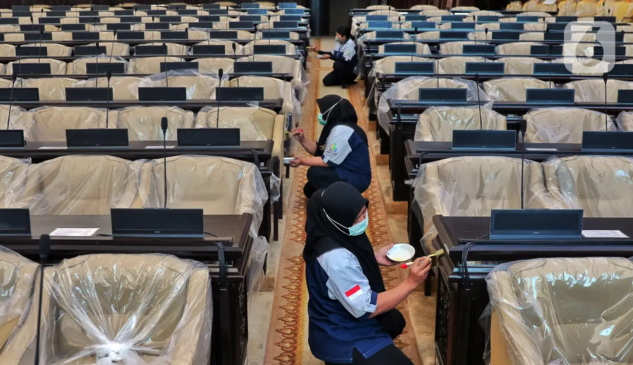 Petugas mempersiapkan Gedung Nusantara jelang sidang tahunan MPR, sidang bersama DPR-DPD, dan sidang paripurna DPR di Kompleks Parlemen, Jakarta, Kamis (11/8/2022). Presiden Joko Widodo atau Jokowi direncanakan akan hadir dan menyampaikan pidato dalam ketiga sidang tersebut. (Liputan6.com/Angga Yuniar)