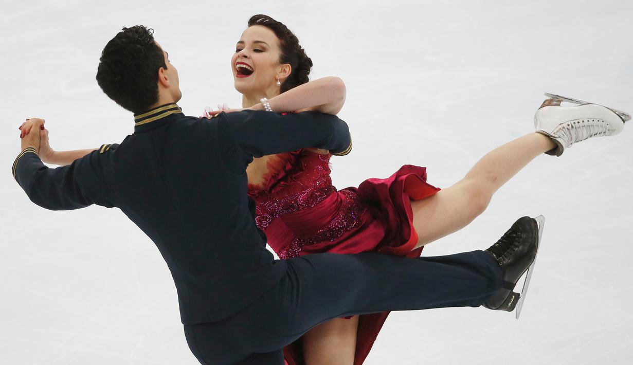 Atlet Italia, Anna Cappellini dan Luca Lanotte, beraksi dalam kejuaraan figur skating Rostelecom Cup ISU Grand Prix di Moscow, Rusia, (20/11/2015). (EPA/Sergei Ilnitsky)