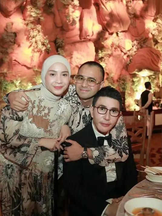 Dari foto-foto yang tersebar di media sosial, terlihat pasangan suami istri Raffi Ahmad dan Nagita Slavina yang tampil kompak kenakan batik modern. [@raffinagita1717].