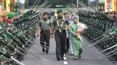 Pangdam Jaya/Jayakarta yang baru, Mayjen TNI Eko Margiyono (tengah) memasuki Markas Kodam Jaya, Jakarta, Kamis (31/1). Sebelumnya, Mayjen TNI Eko Margiyono menjabat sebagai Komandan Jenderal (Danjen) Kopassus. (Liputan6.com/Helmi Fithriansyah)