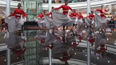 Penari dari Yayasan Belantara Budaya Indonesia menghibur pengunjung Margo City dalam campign tahunan bertajuk Tunjukkan Indonesiamu dalam memperingati Hari Kemerdekaan Republik Indonesia ke 78, Depok, Jawa Barat, Sabtu (19/8/2023). (Liputan6.com/Johan Tallo)