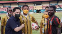 Menteri BUMN Erick Thohir menonton secara langsung pertandingan sepak boleh putra PON XX Papua pada Minggu (3/10/2021). (Dok Istimewa)