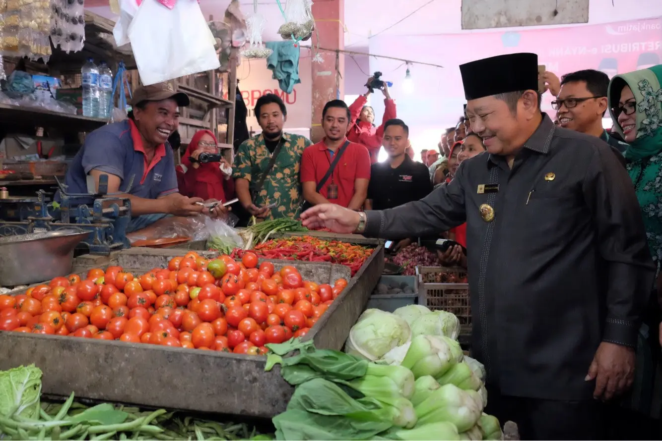 Bupati Sidoarjo luncurkan program E-NYANK sebagai bentuk upaya Pemkab Sidoarjo dalam memberantas pungutan liar (pungli) terutama di pasar. (Liputan6.com/Dian Kurniawan).