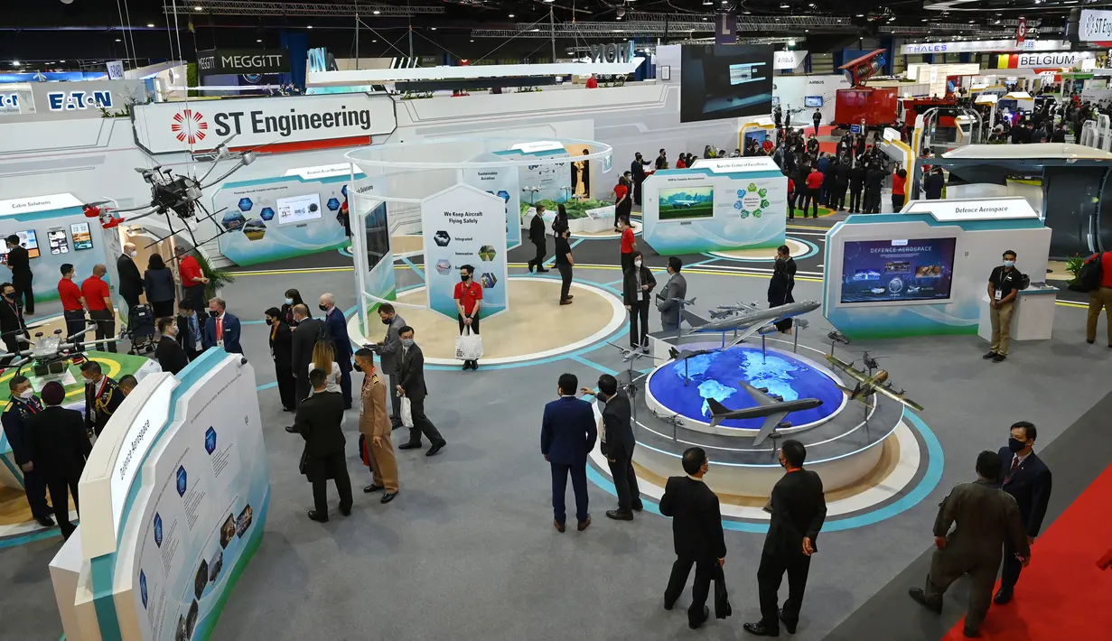 Pengunjung berkumpul di Paviliun ST Engineering saat Singapore Airshow 2022 di Singapura, Selasa (15/2/2022). Singapore Airshow 2022 dimulai pada hari ini hingga 18 Februari. (ROSLAN RAHMAN/AFP)