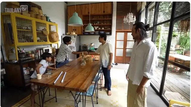 12 Potret Rumah Dwi Sasono dan Widi Mulia, Berkonsep Eco-Friendly dan Estetik Banget