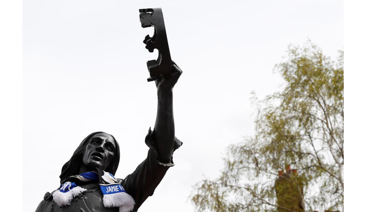 Patung  Richard III dipasangi syal Leicester City setelah memastikan gelar juara Liga Inggris, (1/5/2016). (Reuters/Eddie Keogh)