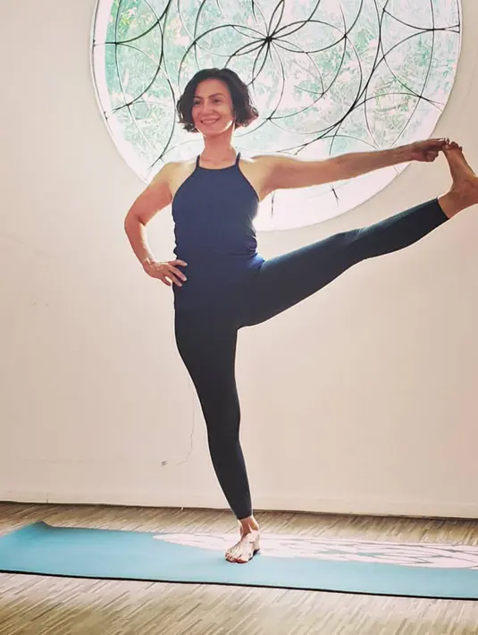 Ia kerap membagikan foto dirinya sedang melakukan olahraga yoga sebagai salah satu resepnya untuk tetap awet muda. (Liputan6.com/IG/@wanda_hamidah)