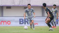 Pemain Persebaya Surabaya, Sho Yamamoto menggiring bola saat laga lanjutan BRI Liga 1 2023/2024 antara Dewa United melawan Persebaya Surabaya di Indomilk Arena, Tangerang, Sabtu (30/09/2023). (Bola.com/Bagaskara Lazuardi)