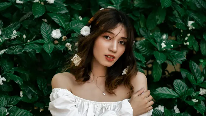 tersenyum manis malu-malu cantik zodiak bunga