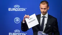 Presiden UEFA, Aleksander Ceferin, mengumumkan Jerman terpilih sebagai tuan rumah Piala Eropa 2024 dalam jajak pendapat yang dilakukan di Nyon, Kamis (27/9/2018). (AFP/Fabrice Coffrini)