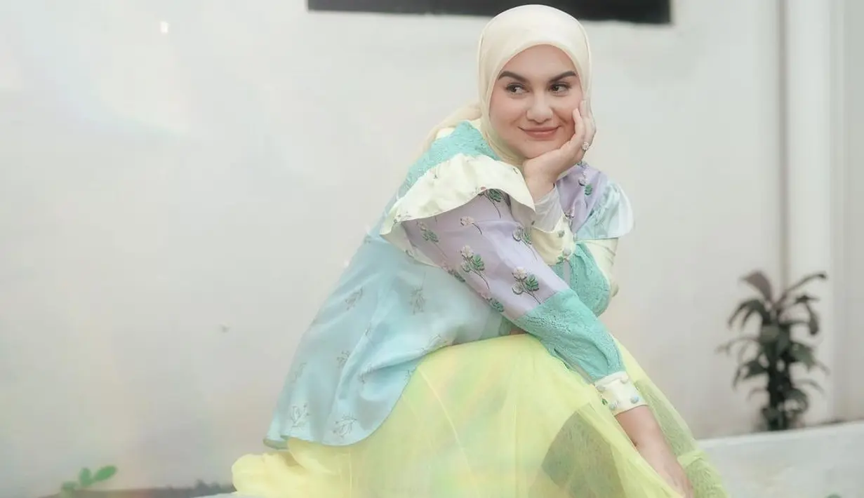 Tampil fresh dan playful dengan top multicolor, rok dan hijab warna kuning pastel. Lengkapi gaya dengan pump heels warna hijau cerah. [@_irishbella_]