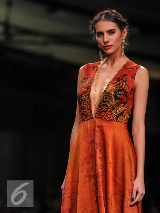 Model berpose mengenakan busana Alleira Annual Fashion Show 2016 di Jakarta, Kamis (6/10). Kurang lebih sebanyak 42 batik koleksi Alleira ditampilkan dalam pagelaran bertajuk "Yavadvipa". (Liputan6.com/Faizal Fanani)