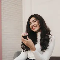 ilustrasi perempuan memegang makanan/Photo by Analise Benevides on Unsplash