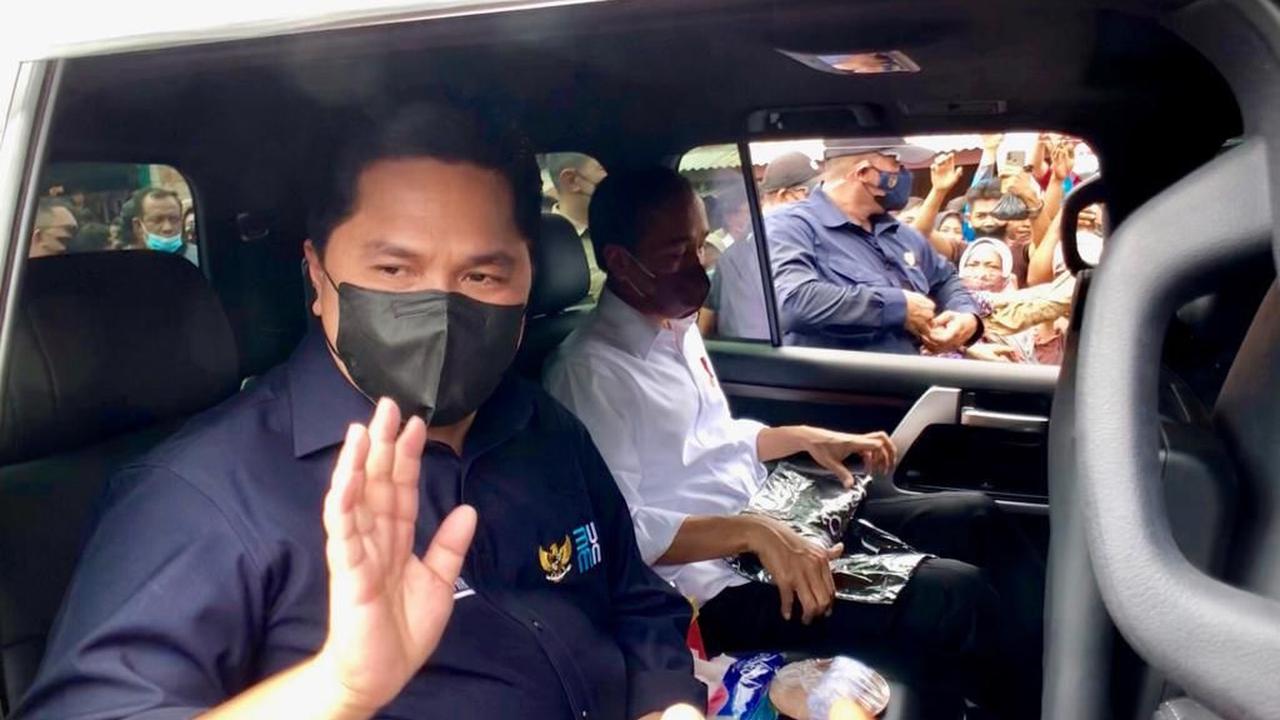 Ditemani Erick Thohir, Jokowi Bagi-Bagi Bantuan ke Pedagang