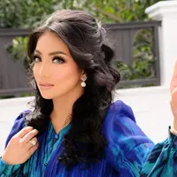 Siti Rahmawati atau biasa disebut Siti KDI tengah jadi perbincangan publik. Pasalnya, dia menggantikan posisi Lesti Kejora sebagai juri di DA (Dangdut Academy) 5 yang tayang di Indosiar pada Sabtu, 22 Oktober 2022. Simak fakta Siti KDI: [instagram/siti_perk]