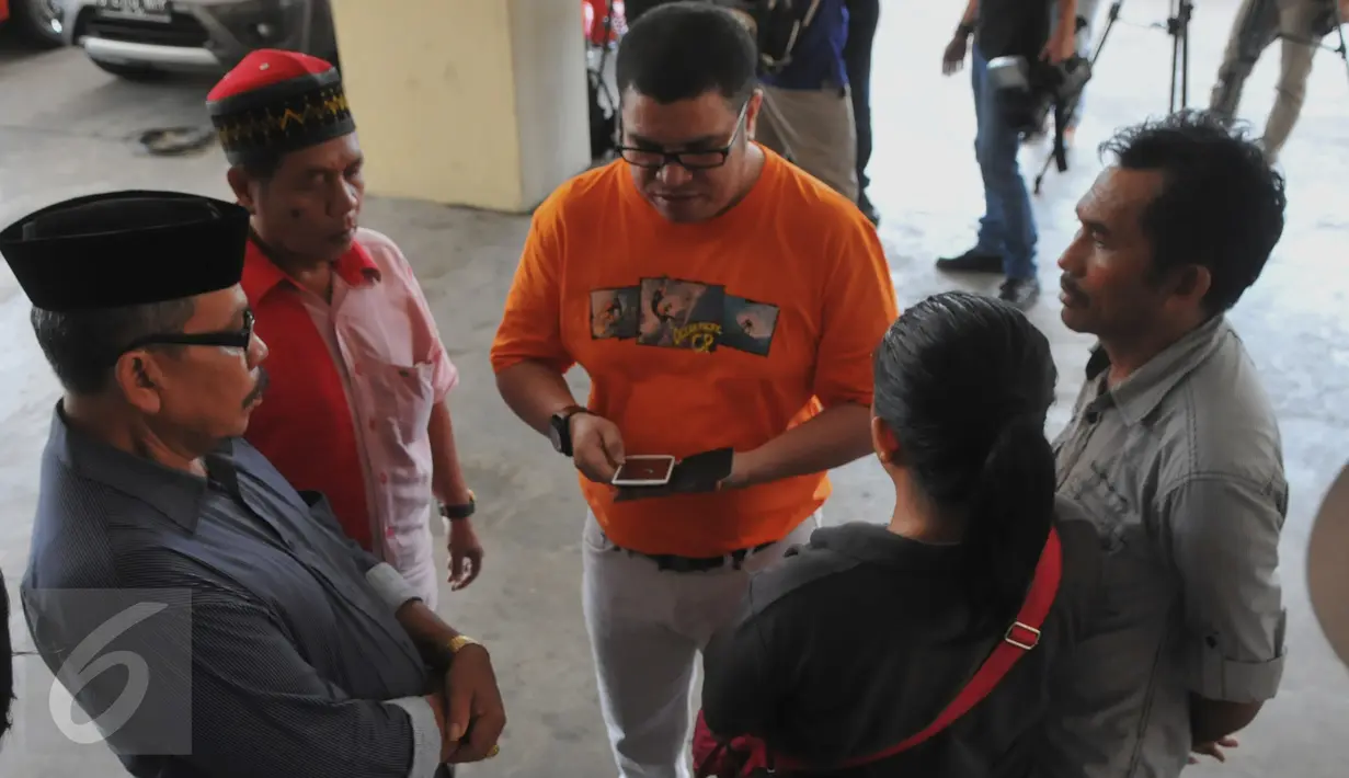 Keluarga Daeng Aziz ditemani pengacaranya, Razman Arif Nasution, saat mendatangi Polres Jakarta Utara, Sabtu (27/2). Kedatangan mereka untuk menjenguk pentolan lokalisasi prostitusi Kalijodo tersebut pasca resmi ditahan polisi (Liputan6.com/Faisal R Syam)