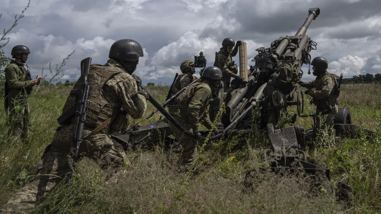 FOTO: Tentara Ukraina Tembaki Posisi Rusia Gunakan Howitzer M777 Pasokan AS