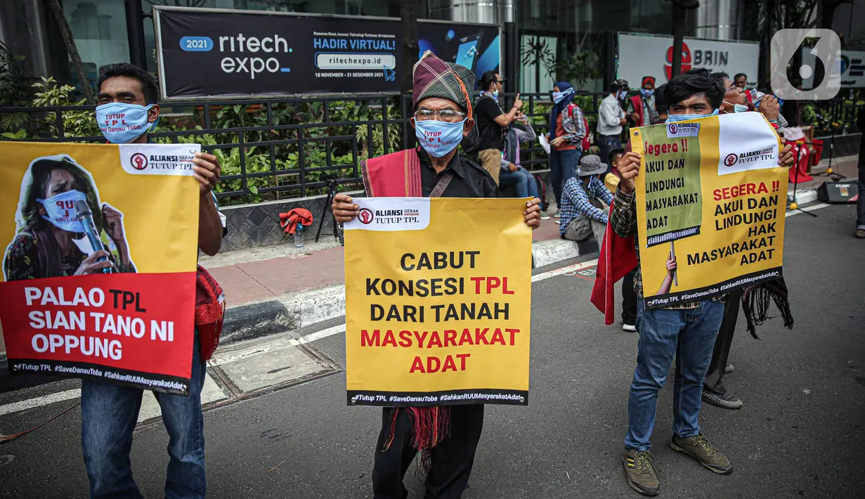 Massa yang tergabung dalam Aliansi Gerak Rakyat Tutut TPL menggelar aksi di depan Kantor Kementerian Koordinator Bidang Kemaritiman dan Investasi, Jakarta, Rabu (24/11/2021). Aksi diikuti 40 orang perwakilan masyarakat adat Tono Batak. (Liputan6.com/Faizal Fanani)