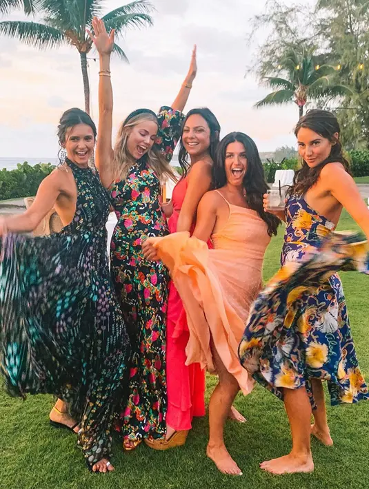 Pernikahan mereka juga dihadiri oleh beberapa rekan sesama artis seperti, Nina Dobrev dan Shailene Woodley. (Liputan6.com/IG/@nina)