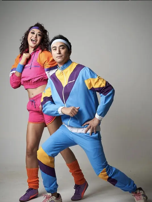Bergaya 80's keduanya tampil nyentrik dengan track suit berwarna neon, lengkap dengan makeup dan gaya rambutnya. [Foto: Instagram/ DJ Winky]