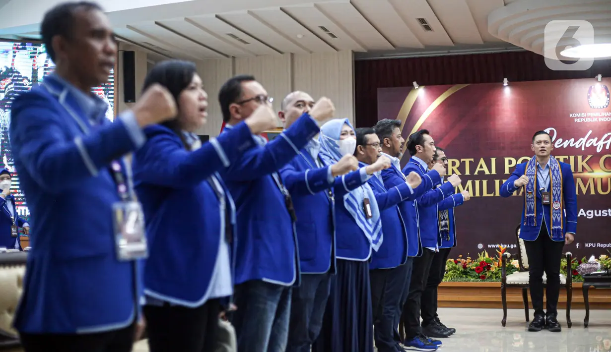 Ketua Umum Partai Demokrat Agus Harimurti Yudhoyono atau AHY (kanan) saat pendaftaran Partai Politik Calon Peserta Pemilu Tahun 2024 hari kelima di Kantor KPU, Jakarta, Jumat (5/8/2022). Demokrat menjadi partai politik ke-12 yang mendaftarkan diri untuk calon peserta Pemilu tahun 2024. (Liputan6.com/Faizal Fanani)