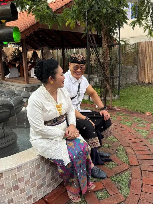 Titiek Soeharto menutup penampilannya dengan sanggul simple dan lipstik keunguan yang jadi andalan [@sabrinachairunnisa_]