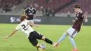 Pesepak bola Aston Villa Alejandro Garnacho berebut bola dengan pesepak bola Indonesia All Stars pada pertandingan bertajuk Aston Villa Pre-Season Tour Indonesia 2026 di Stadion Utama Gelora Bung Karno, Senayan, Jakarta, Sabtu (1/8/2026).
