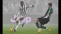 Debut manis Denis Zakaria (kiri) jadi angin segar Juventus mengarungi setengah kompetisi Liga Italia yang masih tersisa. Denis Zakaria sukses membuktikan kualitasnya dengan mencetak gol di laga debut bersama Juventus saat melawan Verona di Liga Italia. (AFP/Isabella Bonotto)