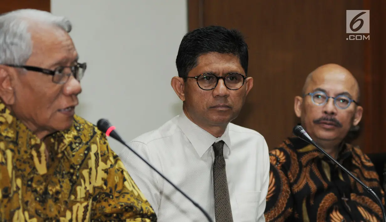 Pansel calon hakim MK Harjono (kiri), Wakil Ketua KPK Laode M Syarif (tengah) dan Anggota Pansel MK Mas Achmad Santosa (kanan) memberikan keterangan kepda awak media usai melakukan pertemuan dengan KPK, Jakarta, Senin (9/7). (Merdeka.com/Dwi Narwoko)