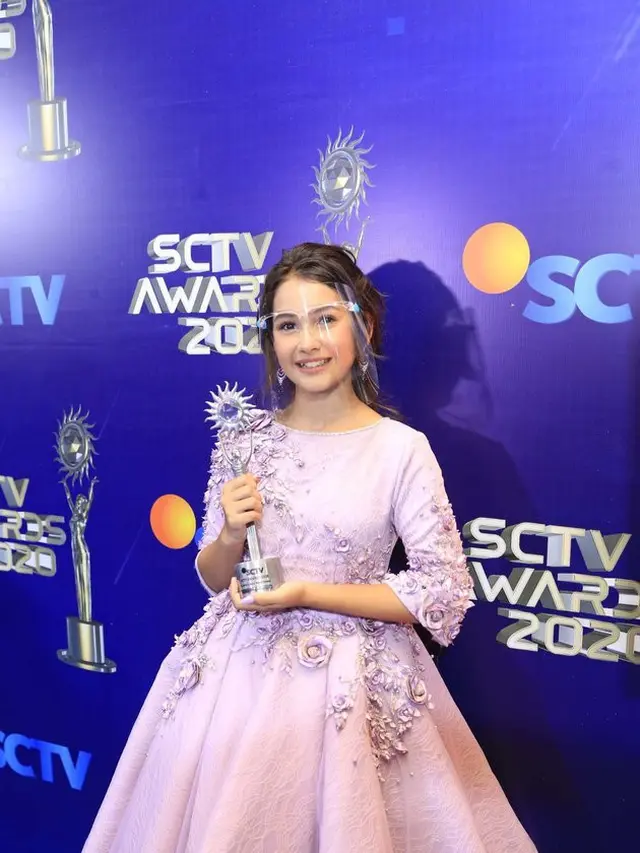 Potret Penampilan Pemain 'Dari Jendela SMP' di SCTV Awards 2020. (Sumber: kapanlagi.com)