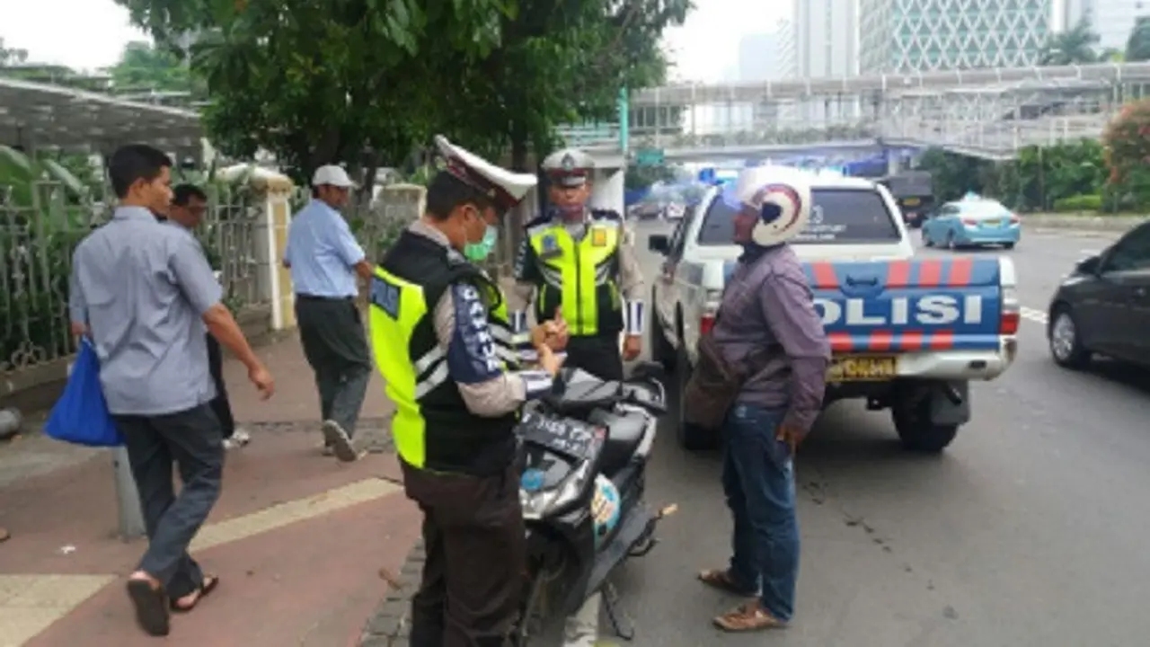 Tilang di Trotoar Jakarta