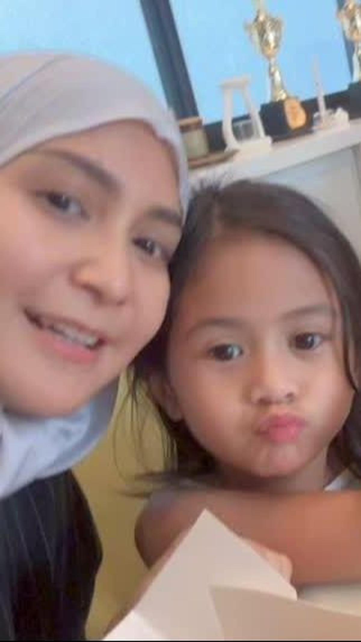 Tak hanya Nagita Slavina, adiknya, Caca Tengker juga tampil memakai hijab dalam beberapa unggahannya baru-baru ini.