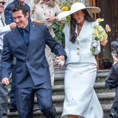 Intip potret pernikahan Dua Lipa dan Callum Turner (@harpersbazaararabia)