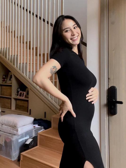 Ini adalah potret Clairine Clay di usia kehamilan 17 minggu pada 28 Februari 2024. Kenakan dress kaus hitam, diketahui ini merupakan unggahan pertama Clairine pamer baby bump di Instagramnya. Berpose dari samping dan perlihatkan senyum kelihatan gigi, tak sedikit netizen yang turut bahagia atas kehamilan artis keturunan Tionghoa dengan nama lengkap Clairine Christabel Oey ini. (Liputan6.com/IG/@clairineclay)