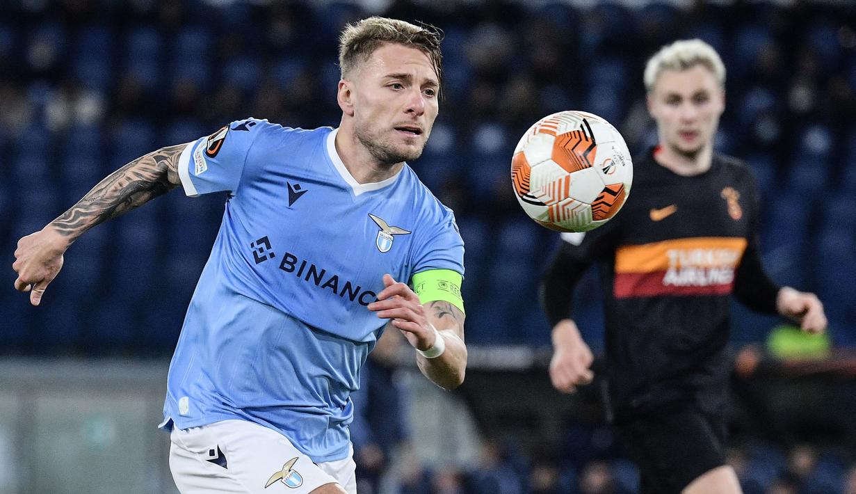 Ciro Immobile tercatat sebagai pencetak gol terbanyak kedua sementara di Liga Italia di belakang Dusan Vlahovic. Sejauh ini, Immobile mampu mencetak 15 gol dan 4 diantaranya dari sundulan. Ia juga tercatat sebagai pencetak gol terbanyak Lazio baru-baru ini. (AFP/Filippo Monteforte)