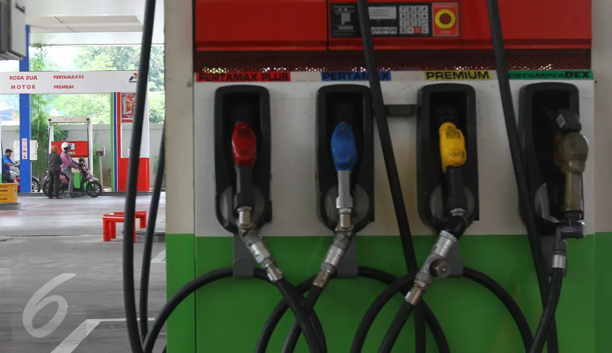 Mesin pengisian ulang bahan bakar minyak di salah satu SPBU, Jakarta, Selasa (15/3). Pertamina menurunkan harga bahan bakar minyak (BBM) umum Pertamax, Pertamax Plus, Pertamina Dex, dan Pertalite Rp 200 per liter. (Liputan6.com/Angga Yuniar)