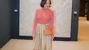 Lengkapi OOTD kecenya, Shandy Aulia kenakan boots kulit yang tinggi dan sling bag kulit cokelat [@shandyaulia]