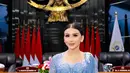 Di acara pelantikan, ia tampil kenakan kebaya modern full payet warna baby blue dengan attachment selendang warna biru tua rancangan desainer kenamaan Asky Febrianti. Penampilannya dilengkapi dengan rok batik warna senada. [@bebizie]