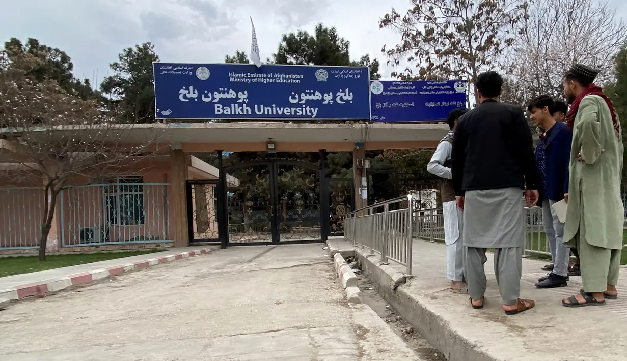 Siswa laki-laki tiba di Universitas Balkh setelah kampus dibuka kembali di Mazar-i-Sharif , Afghanistan, Senin (6/3/2023). Setelah Taliban kembali berkuasa, banyak universitas di Afganistan telah melakukan beberapa penyesuaian guna melancarkan proses belajar. (Wakil KOHSAR / AFP)
