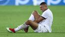 Pada menit ke-51 Kylian Mbappe harus ditarik keluar usai mengalami masalah di pergelangan kaki kirinya dan digantikan Mauro Icardi. (Foto: AFP/Kenzo Tribouillard)