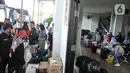 Calon penumpang menunggu jadwal keberangkatan bus antarkota antarprovinsi (AKAP) di Terminal Jatijajar, Depok, Jawa Barat, Minggu (16/4/2023). (merdeka.com/Iqbal S Nugroho)