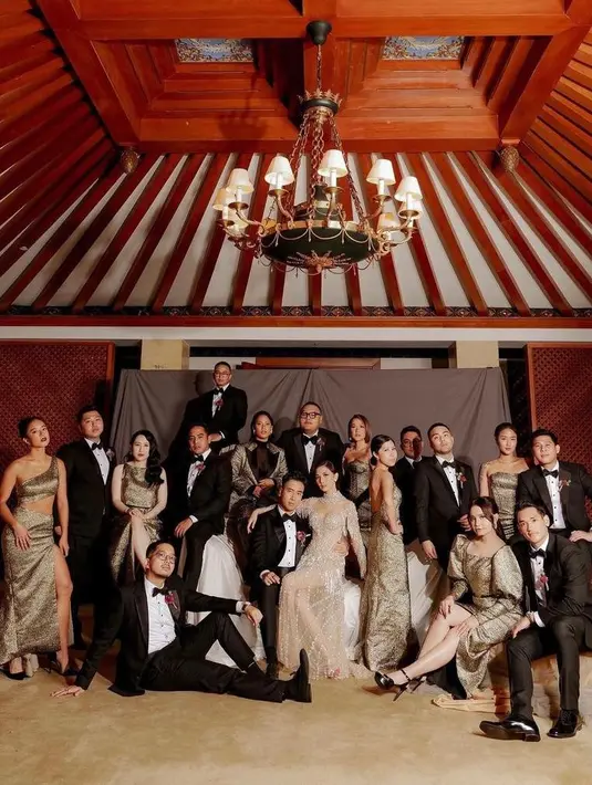 Sementara di momen resepsi, para bridesmaid tampil elegan berbalut glitter dress dengan model yang beragam. (Instagram/sheiladaisha).