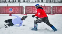 Pemain berebut bola saat pertandingan persahabatan antara wartawan dan mahasiswa asing di lapangan bersalju di Nizhny Novgorod, Rusia, Minggu (21/1). (AFP PHOTO/Mladen ANTONOV)
