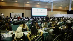 Sejumlah jurnalis menggunakan fasilitas komputer di Media Center KTT OKI, Jakarta, Minggu (6/2/2016). Media center berkapasitas 500 orang tersebut didukung konektivitas broadband internet 2 Gbps untuk 150 unit komputer. (Liputan6.com/Faizal Fanani)