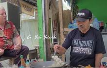 Sambil Makan Cireng, Bule Belanda Dengar Cerita soal Meletusnya Gunung Galunggung sampai Melongo 'Gimana Bisa Hidup