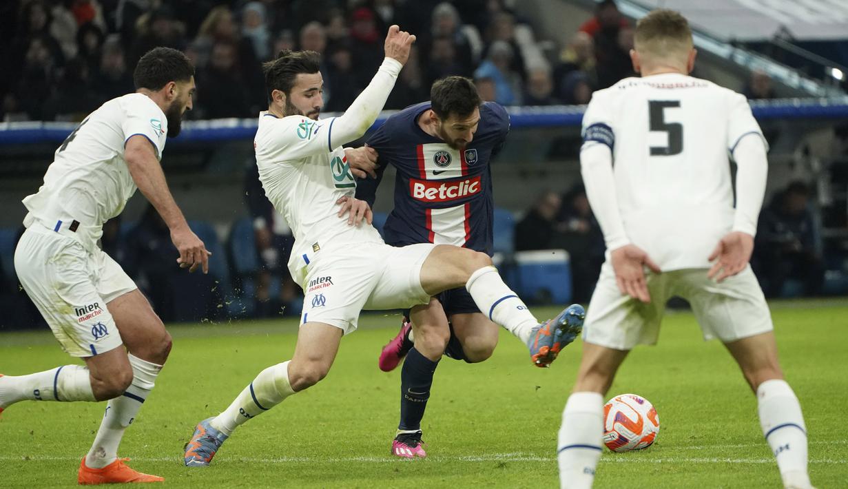 Pemain Paris Saint-Germain (PSG), Lionel Messi, diadang pemain Marseille pada laga Piala Prancis di Stadion Stade Velodrome, Rabu (8/2/2022). (AP Photo/Laurent Cipriani)