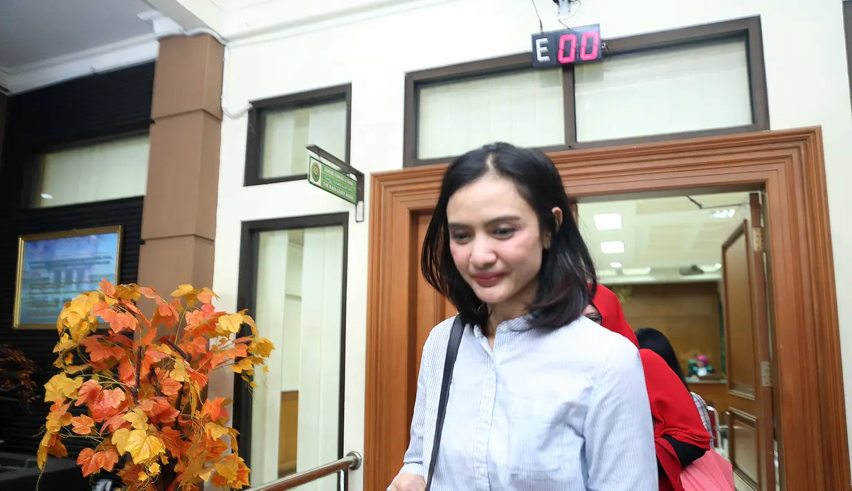 "Nanti saja ya. Sudah ya," kata Ade Maya yang terus berjalan menuju mobilnya. (Nurwahyunan/Bintang.com)